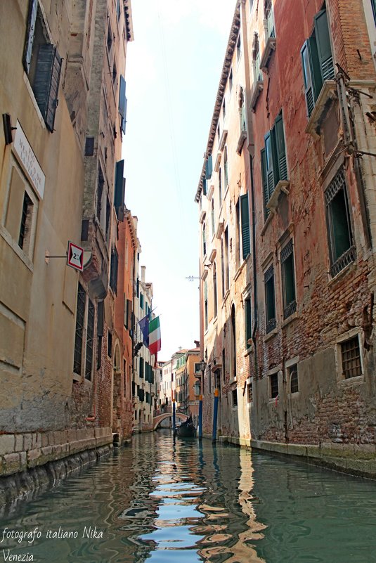 Italia. Canale a Venezia - Fotografo di moda e modella.