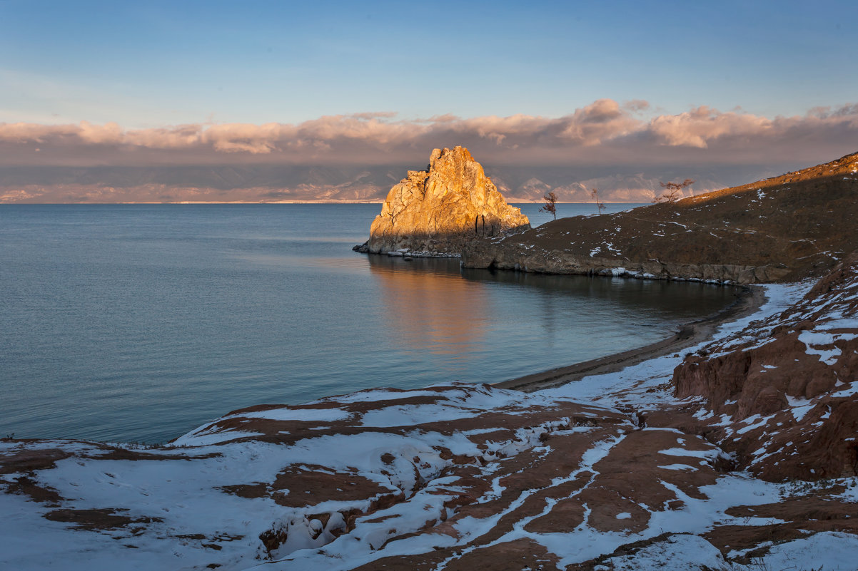 Утро красит нежным светом скалы древнего озера - Анатолий Иргл