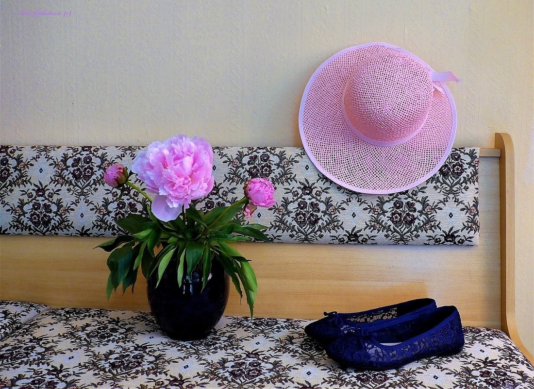 Розовая шляпа и кружевные туфельки - Nina Yudicheva