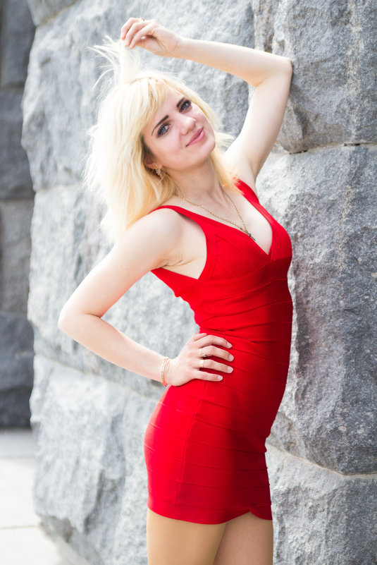 Блондинка в красном платье у стены - Valentina Zaytseva