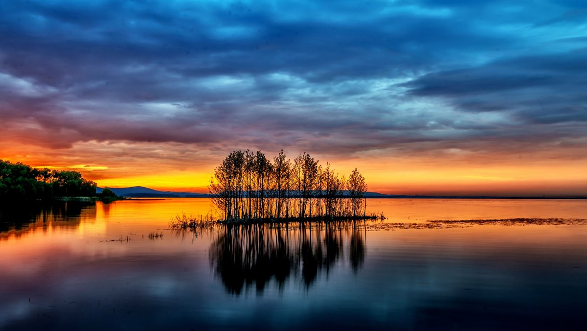 Sunset on the lake - Dmitry Ozersky