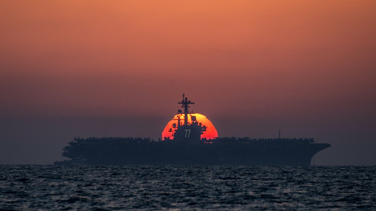 Закат на фоне авианосца ВМФ США - Eddy Eduardo