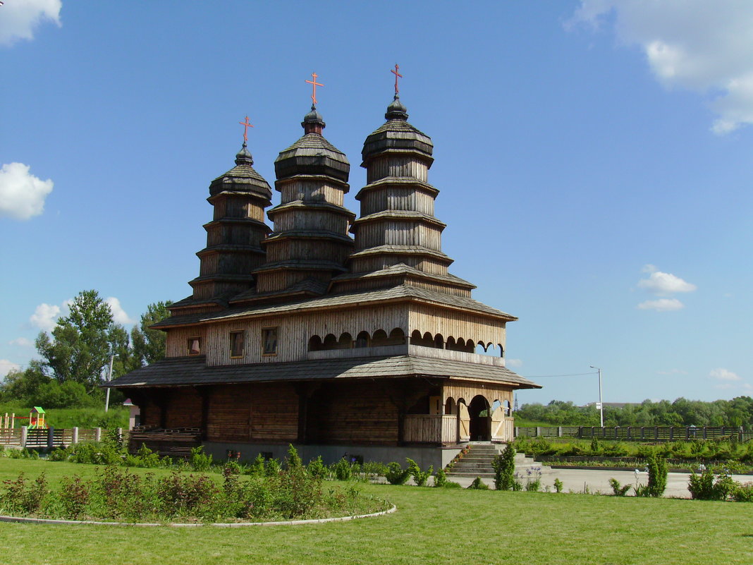 Православный   деревянный   храм  в   Ивано - Франковске - Андрей  Васильевич Коляскин