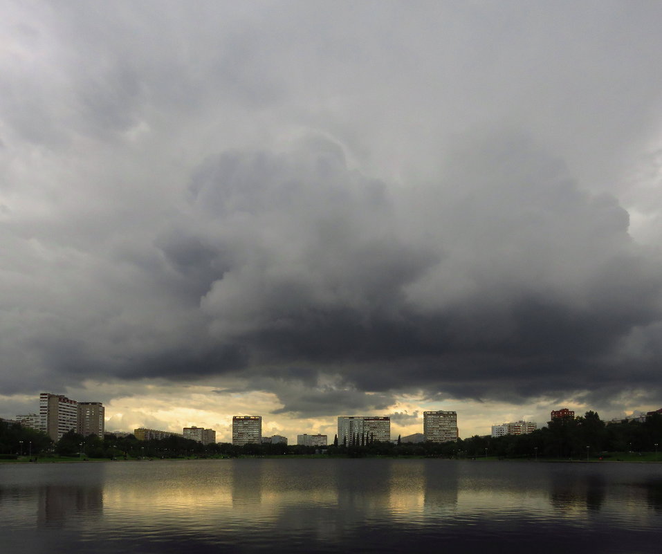 Тучи над городом - Андрей Лукьянов