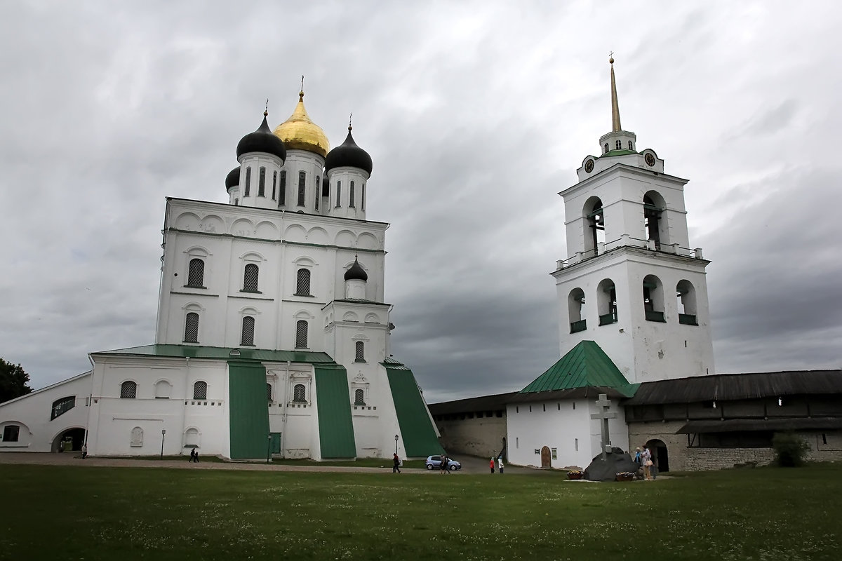 Псковский Кремль колокольня Троицкого собора