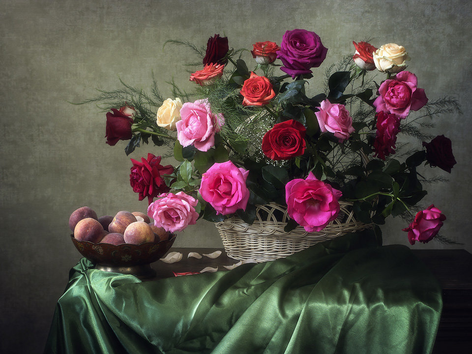 Натюрморт с розами и персиками - Ирина Приходько