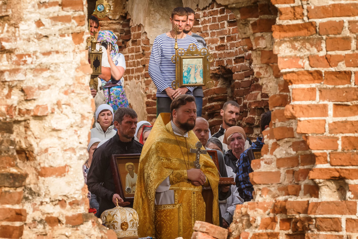 Божественная литургия на руинах храма - Галина Шепелева