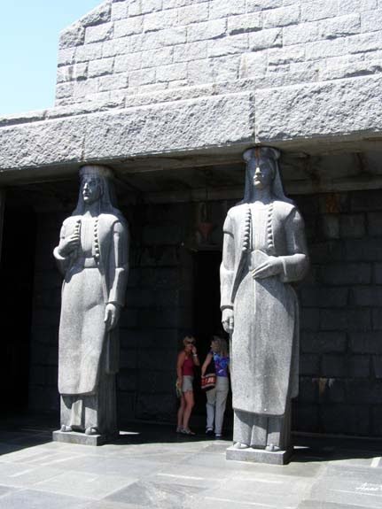 Статуи черногорок у входа в мавзолей - Анна Воробьева