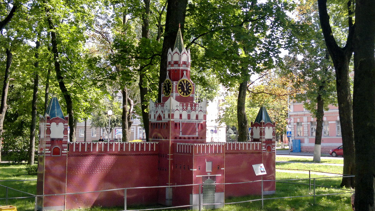 Гомель-в парке знакомят с архитектурой разных стран - yuri Zaitsev