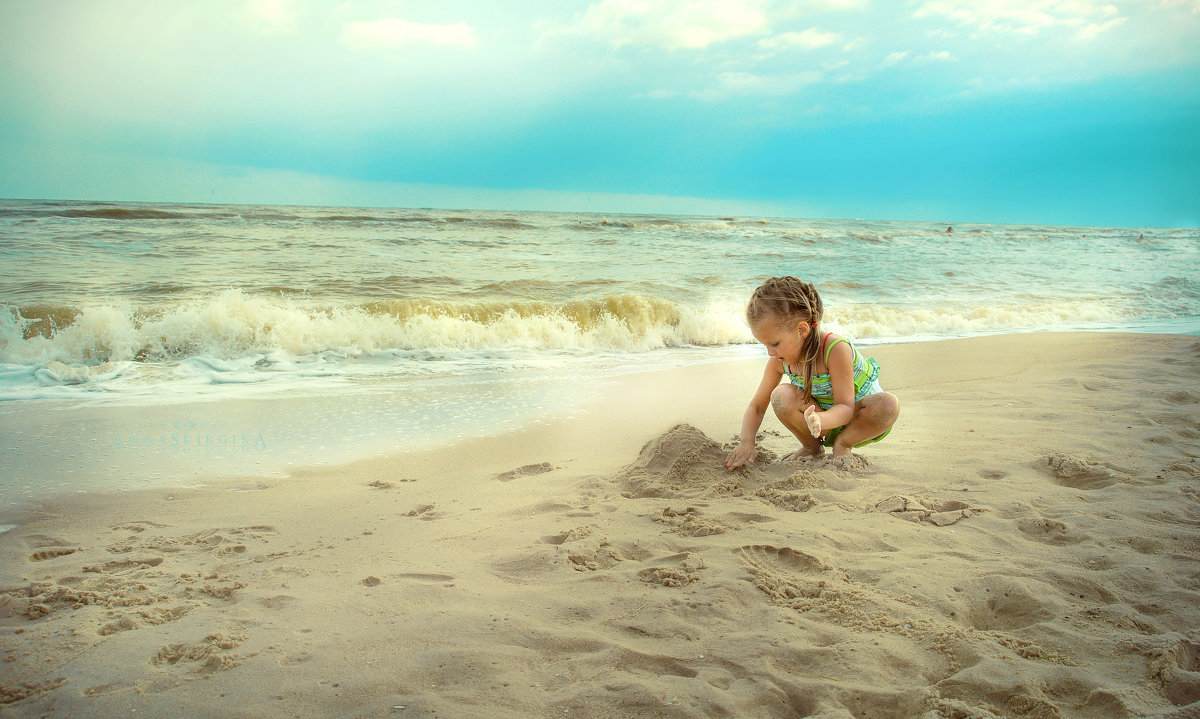 девочка на пляже - Анна Скиргика