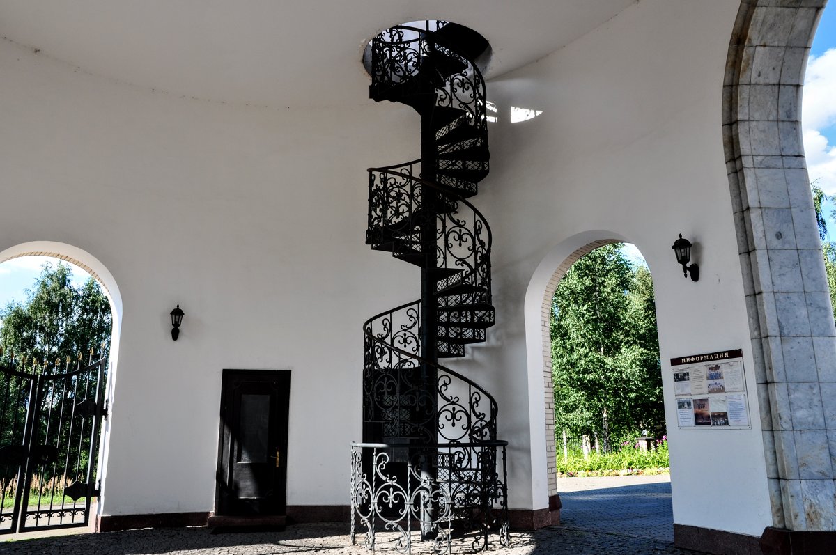 Лестница в звонницу храма - Анатолий Колосов