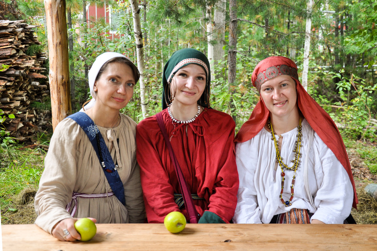 Три девицы и молодильные яблочки - Наталья Жукова