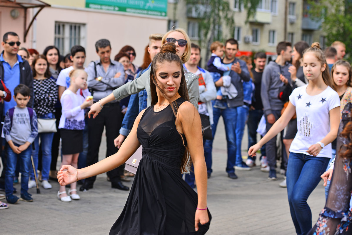 Уличные танцы. - Тамара Бучарская