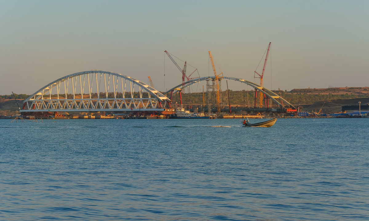 ТРАНСПОРТИРОВКА ЖЕЛЕЗНОДОРОЖНОЙ АРКИ КЕРЧЕНСКОГО МОСТА. - Анатолий Щербак