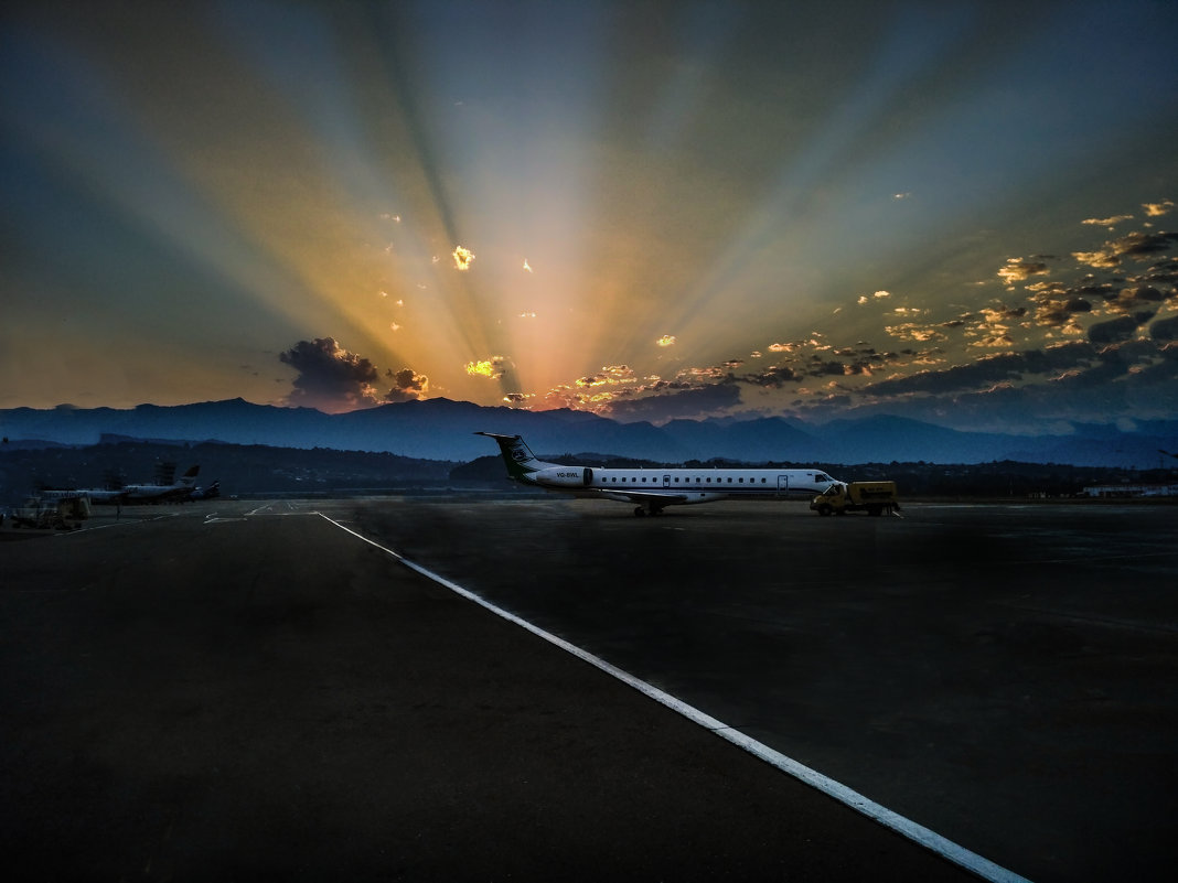 Рассвет в аэропорту - Александр Валяев