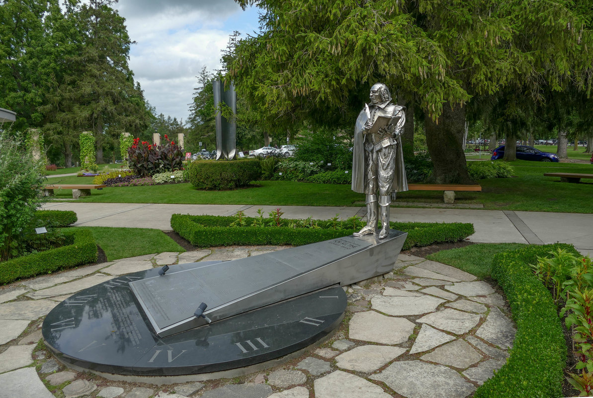 Памятник В.Шекспиру перед Фестивальным Театром г. Стратфорд (Канада) - Юрий Поляков