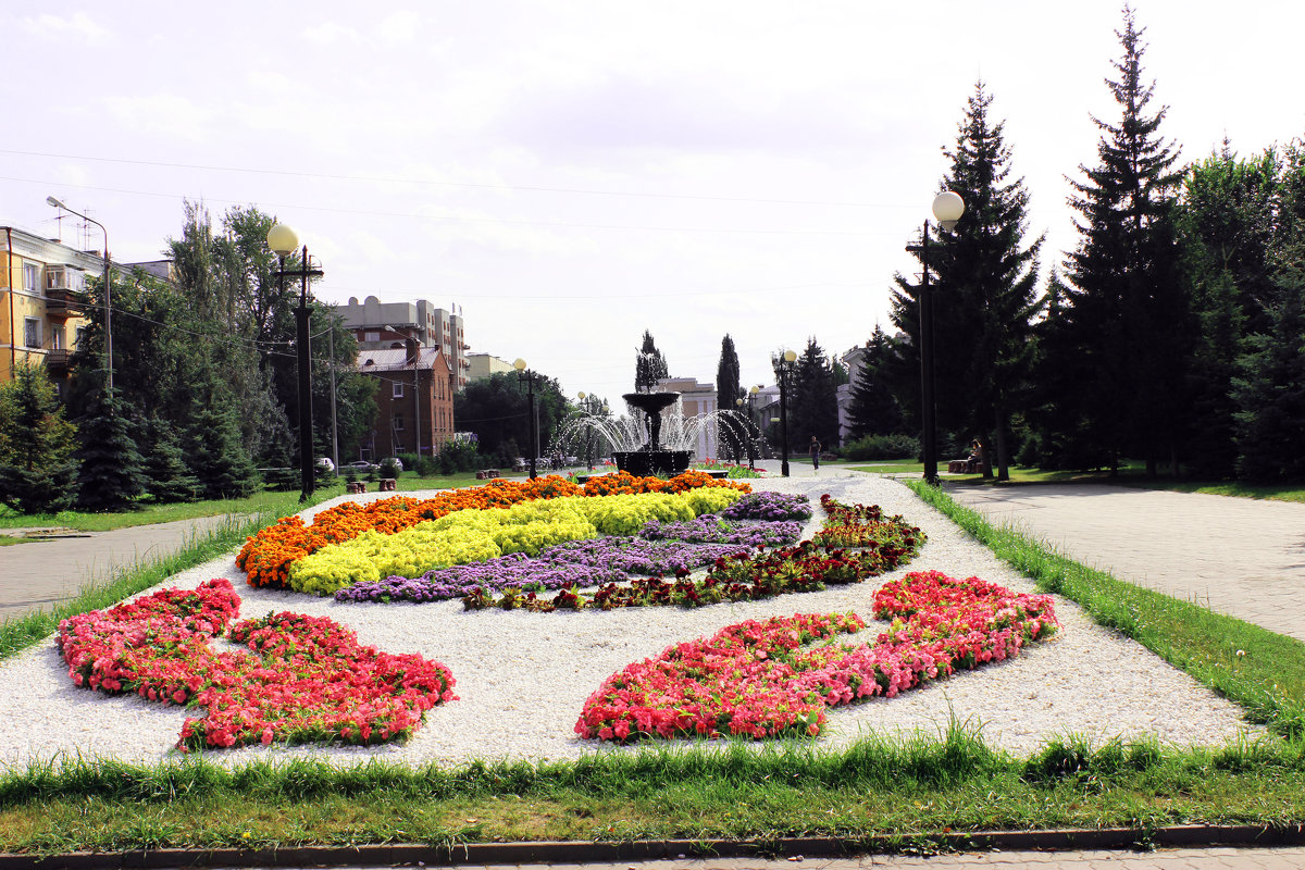 Цветник у  фонтана - раиса Орловская