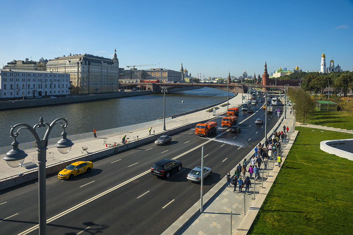 Москва, вид на Кремлёвскую набережную со смотровой площадки парка "Зарядье" - Игорь Герман