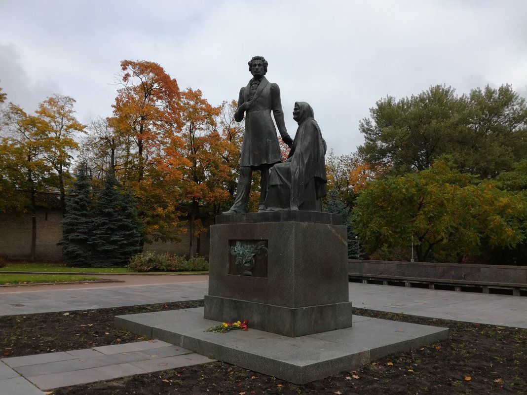 Памятник Пушкину и Арине Родионовне в Пскове