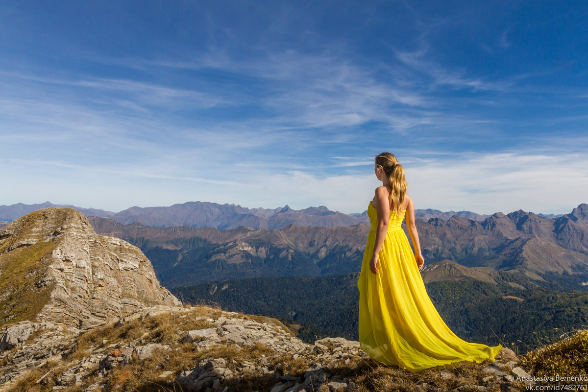 Девушка в желтом платье на вершине горы Ах-Аг - Анастасия 
