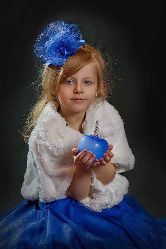 Девочка с синим яблоком - Александр Ещенко