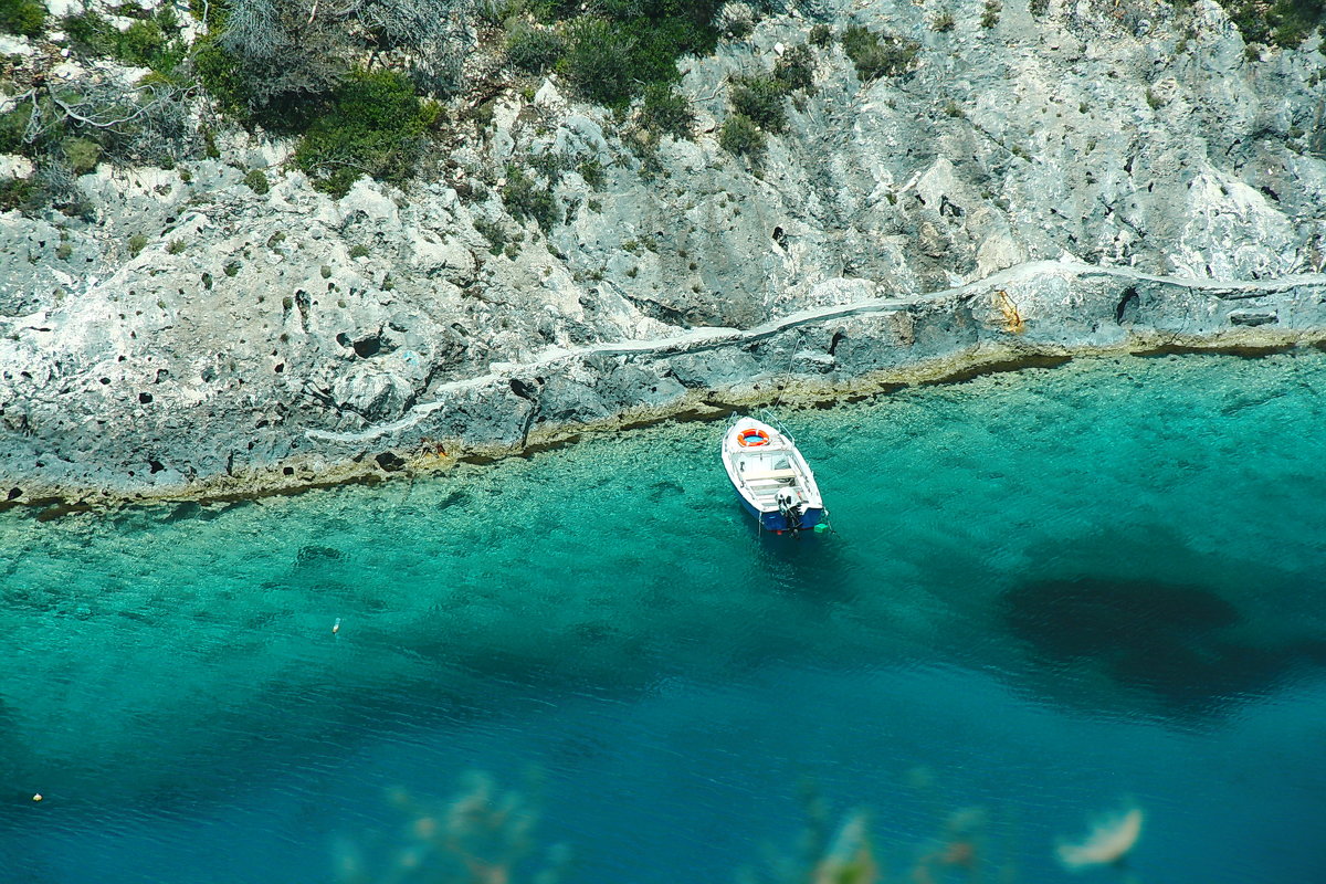 Одинокая лодочка и мраморное море - M Marikfoto