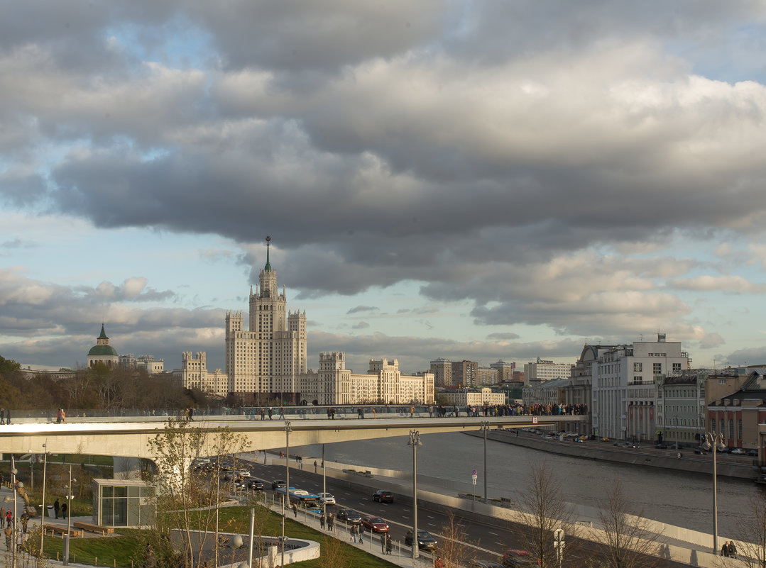 Вид на Парящий мост и Котельническую высотку - Александра 