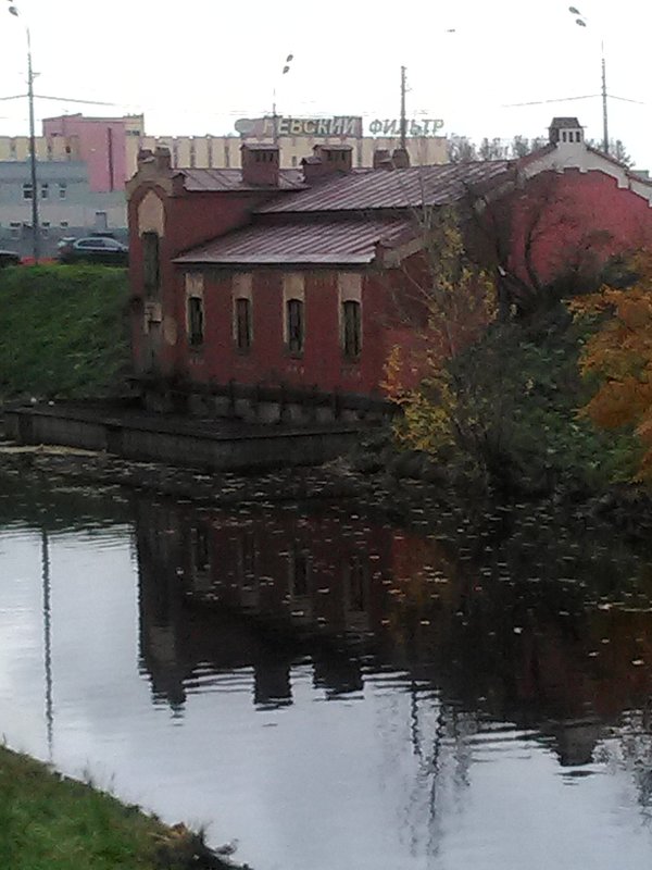 Дореволюционное здание на левом притоке реки Монастырка. (С-Петербург). - Светлана Калмыкова