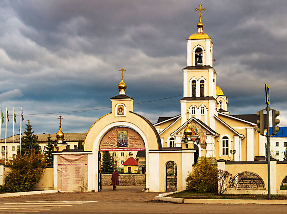 У храма - Любовь Потеряхина