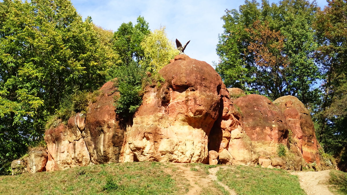 Кисловодск. Красные камни с бронзовой фигурой Орла - татьяна 