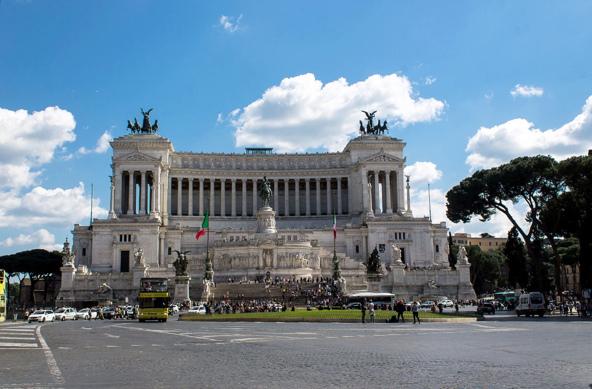 Витториано - монумент  в честь первого короля объединённой Италии Виктора Эммануила II. - Надежда 
