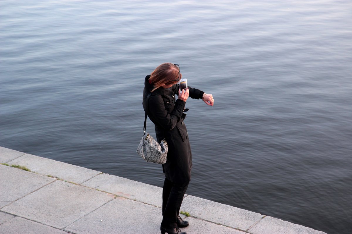 Фото с диалогом трёхмерной девушки и двумерной поверхности воды - Наталья Чистополова