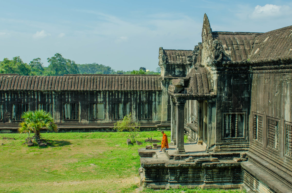 the monk in Angkor - rovno@inbox.ru 