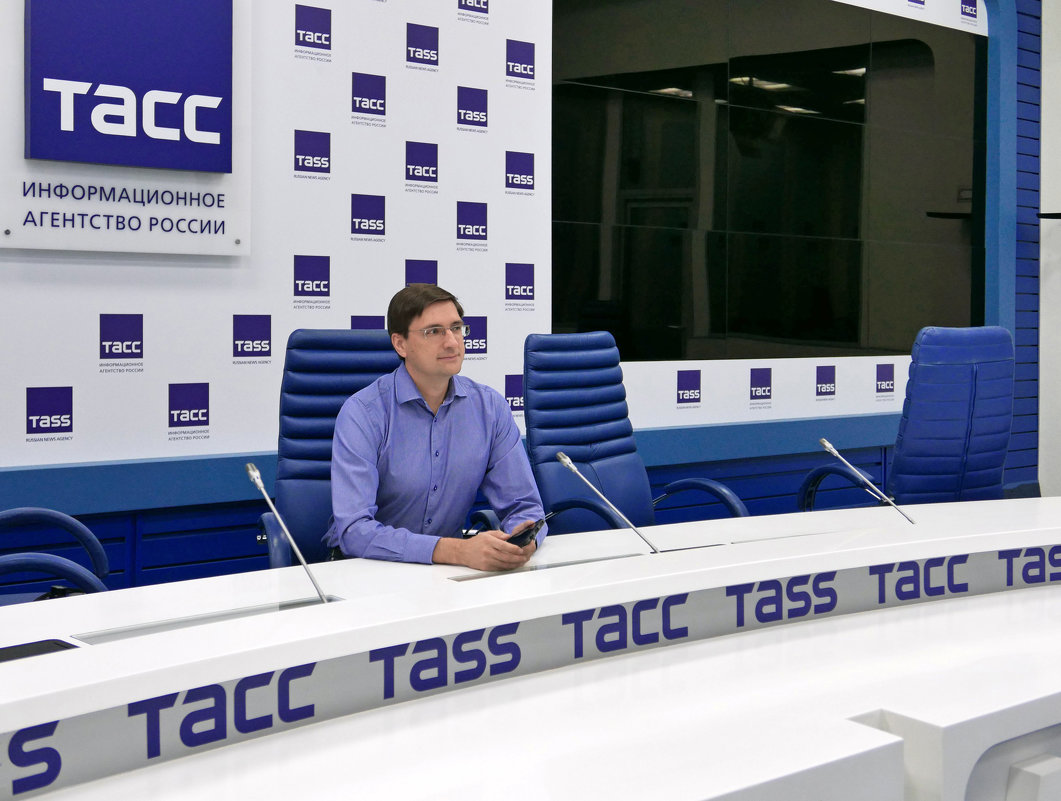 В зале для пресс-конференций ТАСС - Евгений Кривошеев