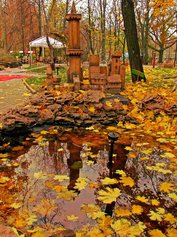 в осеннем парке - Александр Корчемный