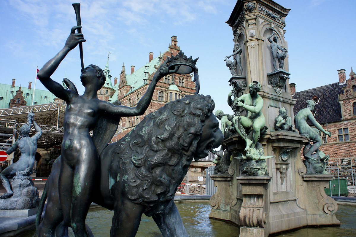 Вид на замковый двор с фонтаном «Нептун» в центре (детали) - Елена Павлова (Смолова)