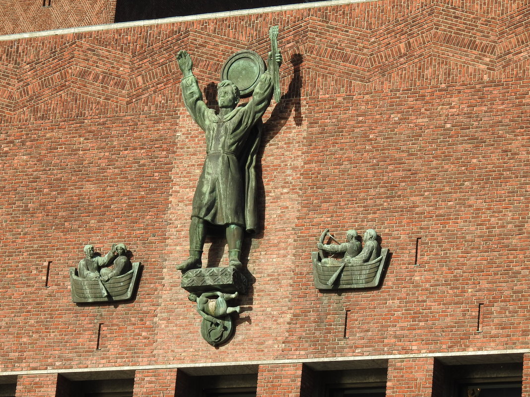 Скульптура на стене ратуши Осло - Natalia Harries