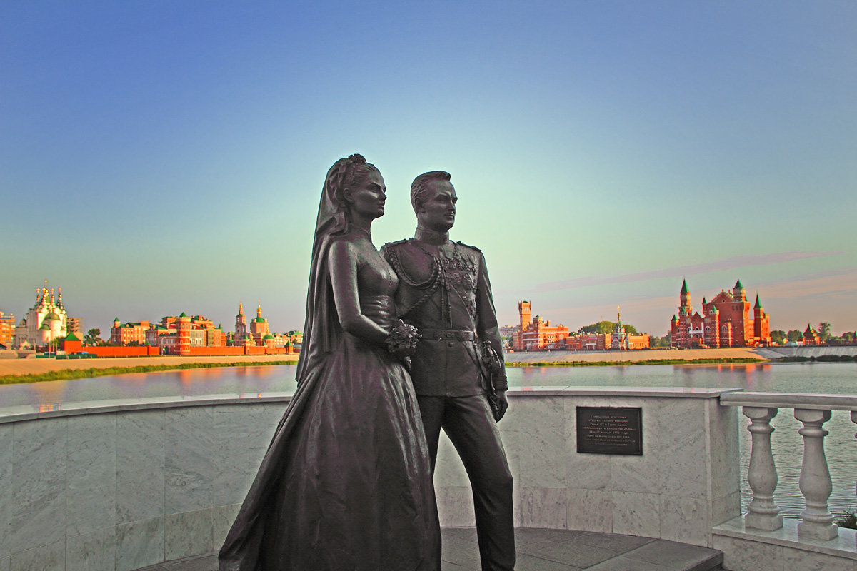 Скульптура князя Монако с супругой перед ЗАГСом в Йошкар-Оле - MILAV V