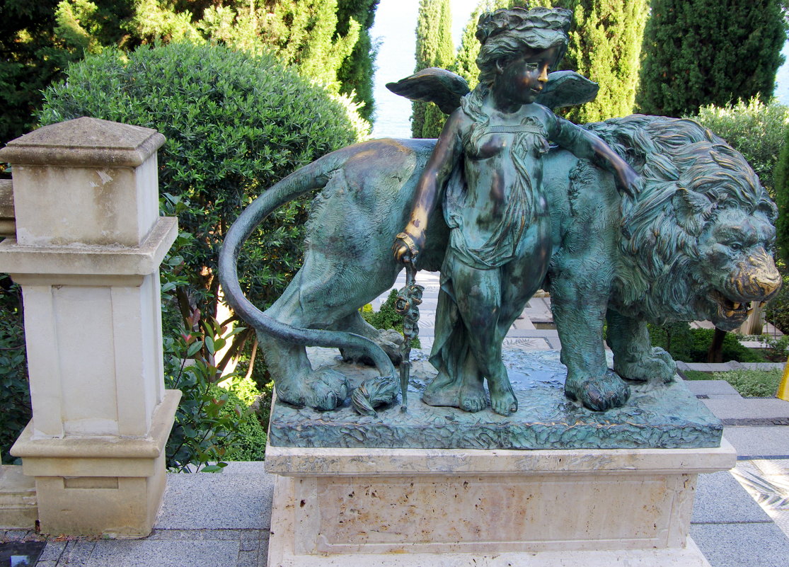 Скульптура бронзовога льва с Ангелочком - Валерий Новиков