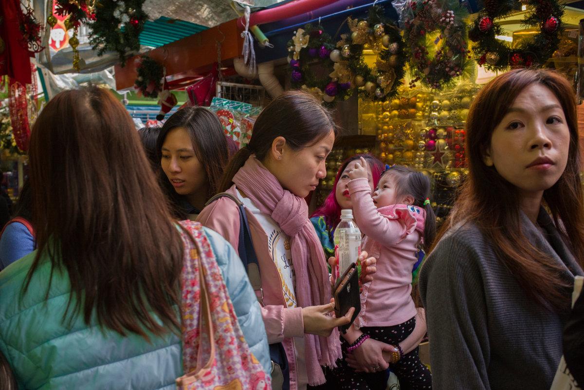 Покупатели на новогодней ярмарке в одном из бедных районов Гонконга - Sofia Rakitskaia