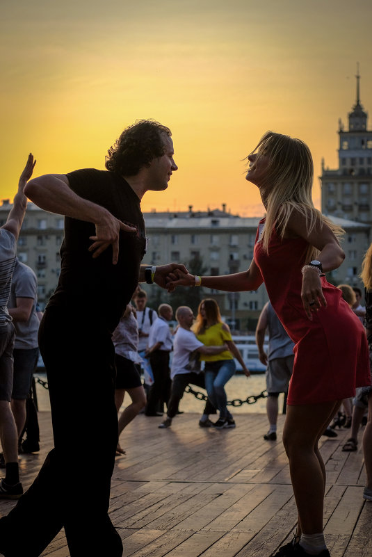 Танцы в парке 1 - Андрей Бондаренко