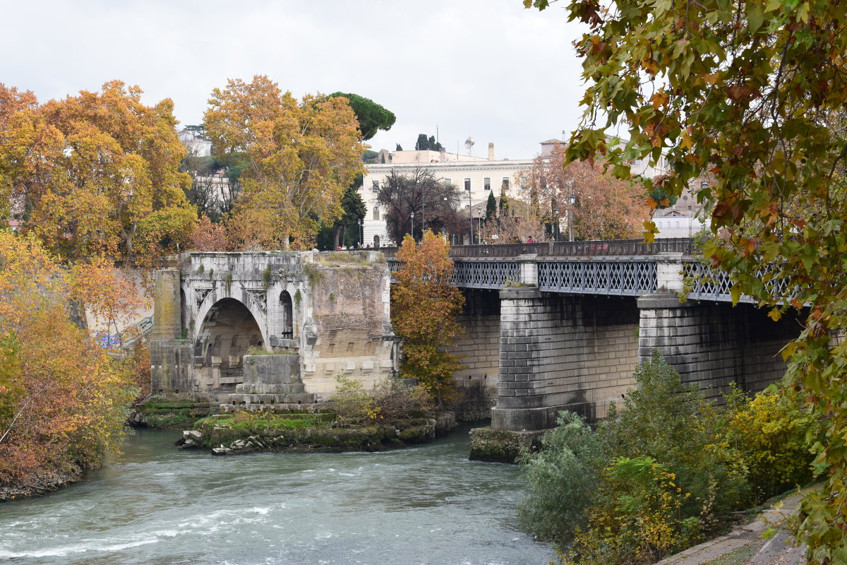 Италия Рим. Мост Эми́лия - единственная сохранившаяся арка моста, стоящая посредине реки. - Galina Leskova