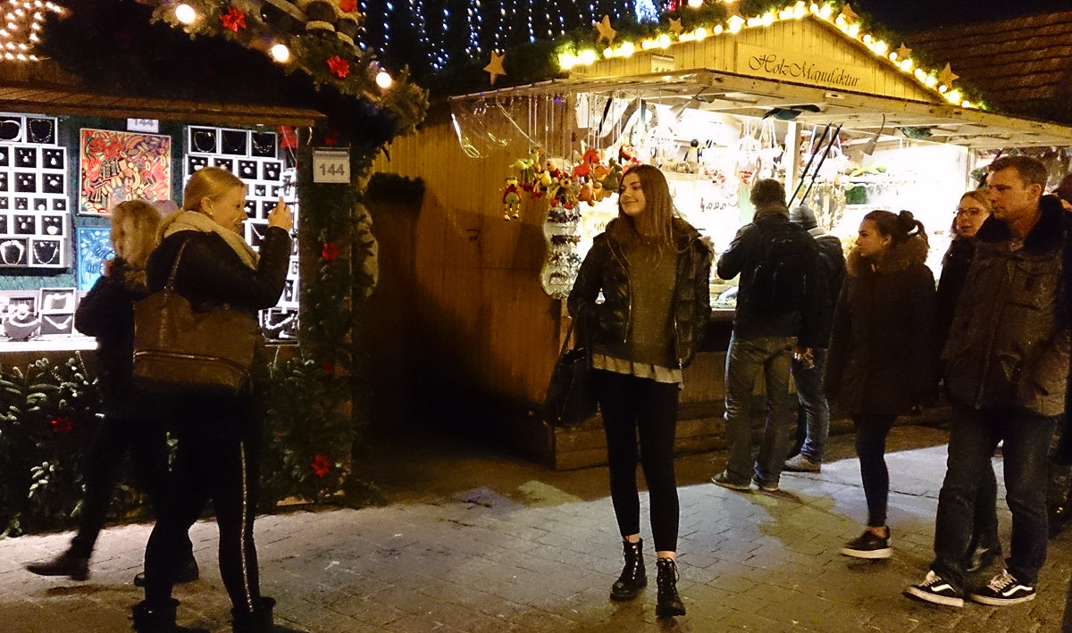 Две подружки на рождественском рынке - Татьяна Манн