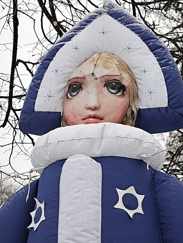 Ужасы нашего городка, снегурочка-монстр на входе в парк на Даманском - Николай Белавин