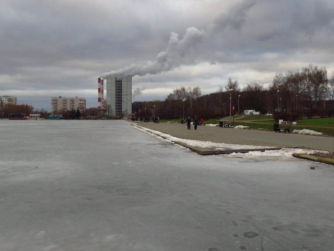 Зима на отдельно взятом пруду. Лед фотографа держит - Андрей Лукьянов