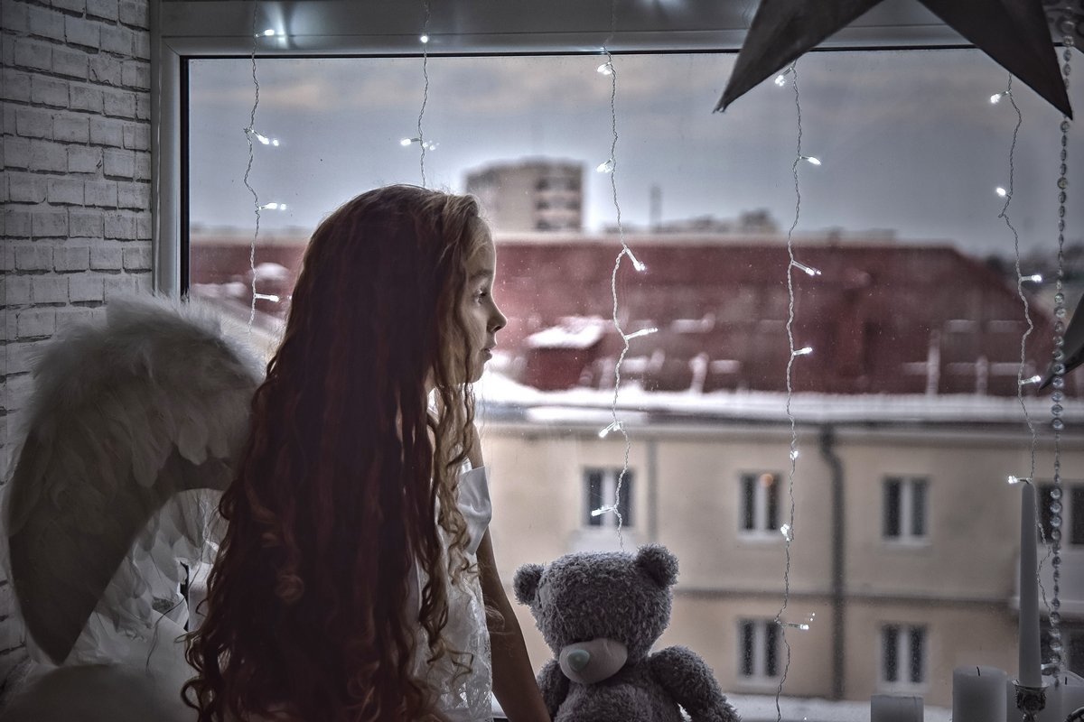 Девочка у окна - Юлия Гировка