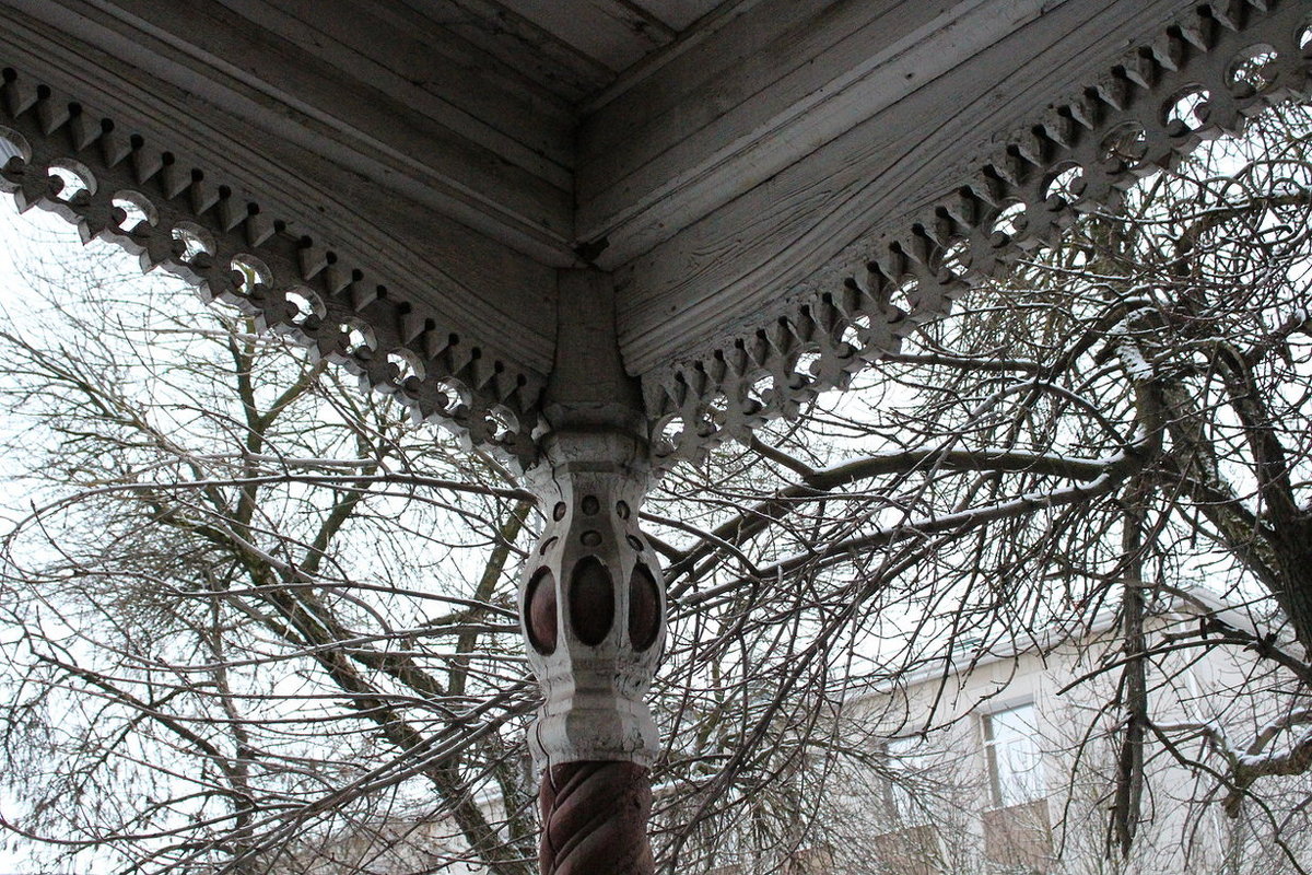 Шоколадно-белый домик, авзгляд с крыльца на улицу - Ekaterina Podolina