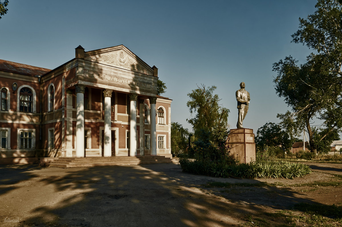 " Весомо, грубо, зримо. " - Константин Бобинский