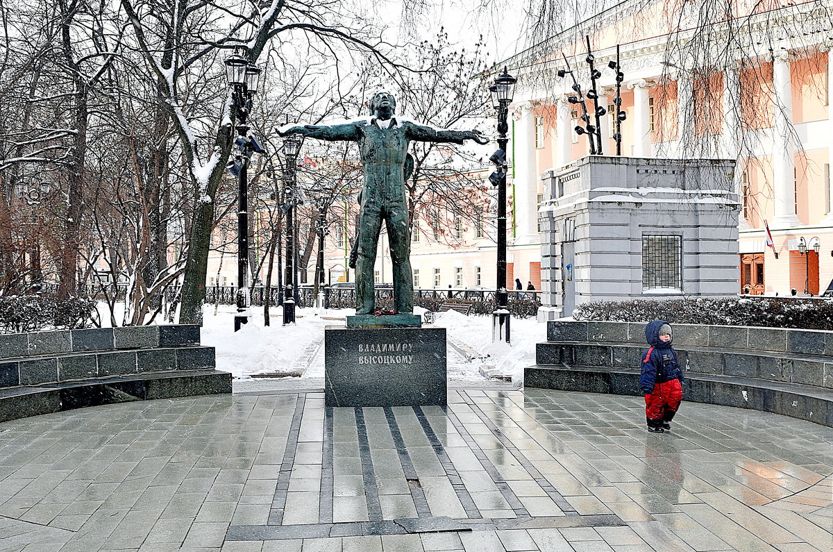 -Пусть впереди большие перемены, я это никогда не полюблю! - - Татьяна Помогалова