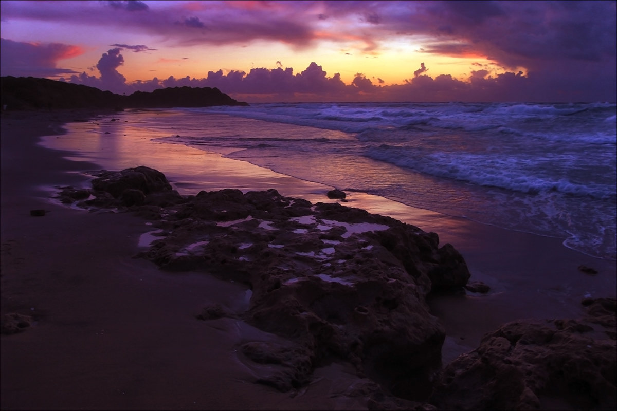 Фиолетовый закат на пляже реальный
